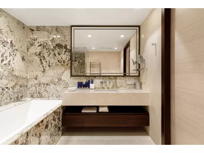 Кварцит Patagonia: отделка ванных комнат в апартаментах RODINA Residences Vladivostok 5*